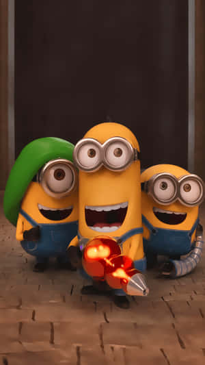 三個Minions拎住發光紅色武器，露出燦爛笑容。