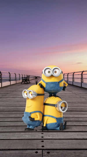 三個Minions在木碼頭上欣賞日落