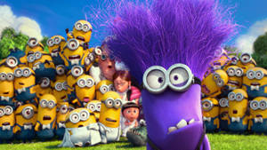 紫色頭髮嘅Minion戴住護目鏡，被黃色Minion同人類包圍喺陽光普照嘅草地上。