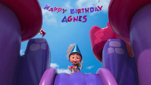 戴派對帽的小孩在充氣滑梯上，上方有生日祝福語。