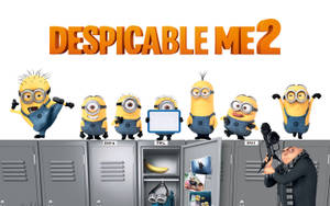犀利哥瞄準武器，六個迷你兵在儲物櫃旁擺姿勢，出自《壞蛋獎門人2》。