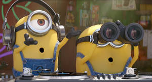 兩隻Minions戴著耳機和望遠鏡在唱盤前打碟。