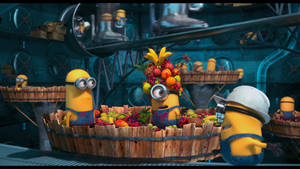 三個Minions在實驗室中，有一個水果桶和一個戴著水果皇冠的Minion。