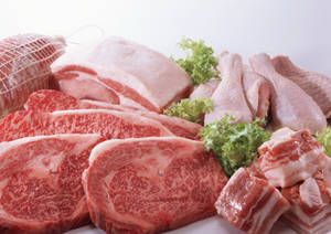 各種生肉，包括牛肉、雞肉和豬肉，配以生菜裝飾。