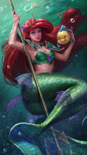 紅髮綠尾美人魚在水中手持權杖和小魚。