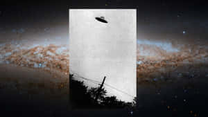 一個UFO懸浮在電線上，背景是星際銀河。