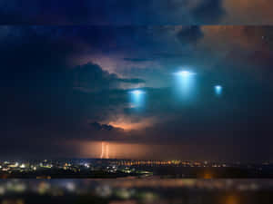 三個發光的UFO在夜晚盤旋於暴風雨的城市之上，伴有閃電。