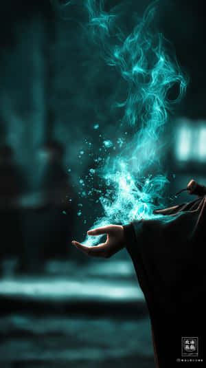 手拿著發光的藍綠色魔法能量，以旋轉圖案上升 — 超自然 GIF 壁紙