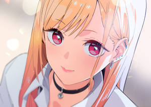 橙色頭髮和紅色眼睛的動漫女孩戴著頸鏈微笑。