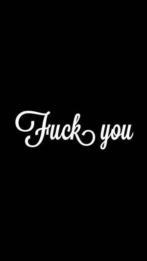 黑色背景上白色草書文字寫著「Fuck you」 — 黑貓 壁紙