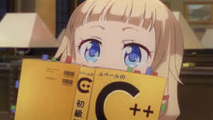 動漫女孩在舒適的房間裡從C++教科書上方偷看。