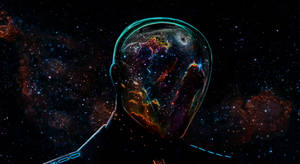 人類頭部輪廓在深空中閃耀著色彩繽紛的星雲。