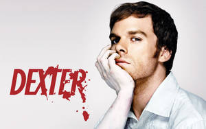 穿著白恤衫嘅男人，喺有紅色濺墨嘅「Dexter」文字旁邊，表情嚴肅。