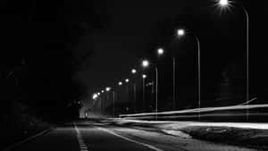 夜晚道路，有路燈和模糊的車燈