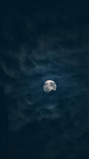 滿月在夜空中的烏雲間閃耀。