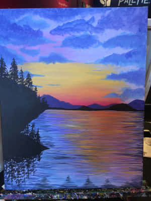 一幅描繪湖泊上日落景色的畫作，山脈和松樹在色彩繽紛的天空中形成剪影。 — 2048x2732 壁紙