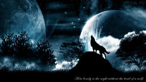 狼在神秘的夜林中對著兩個月亮嚎叫。
