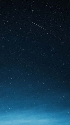 一個深藍色的夜空，有星星和一顆流星。