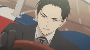 動畫男子穿西裝開車，表情嚴肅