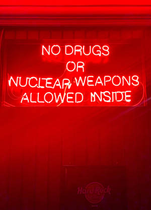 Hard Rock Cafe 的紅色霓虹燈牌警告禁止攜帶毒品或核武器進入。