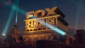 Fox Searchlight Pictures標誌在夜晚藍色聚光燈下發光。