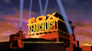 Fox Searchlight Pictures標誌在暮色中於聚光燈下發光。