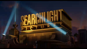 Searchlight Pictures 標誌在夜間聚光燈下發光。