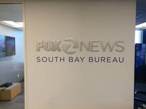 現代辦公室中的Fox News South Bay Bureau標誌 — 火影忍者海報 壁紙