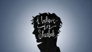 一個男人頭部的黑色剪影，內部有白色草書文字寫著「i believe in Sherlock」。