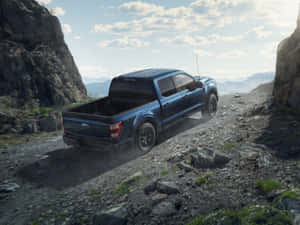 藍色福特 F-150 Raptor 卡車在岩石山路上行駛。