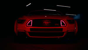 在黑暗車庫中配備發光粉紅色頭燈的紅色Mustang GT。 — 汽車 壁紙