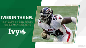 身穿亞特蘭大獵鷹隊球衣的NFL美式足球員在草地上奔跑。