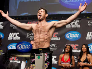 UFC拳手在過磅時高舉雙臂、伸出舌頭慶祝勝利。