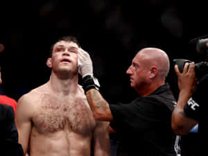MMA拳手在比賽後接受醫療護理。