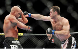 兩名MMA拳手在籠中互相出拳。