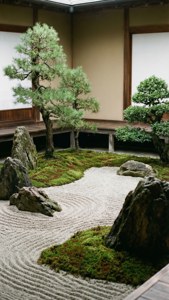 禪意庭園，有耙紋砂礫、苔蘚、岩石和松樹，位於木結構下方