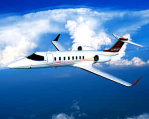 白色Learjet 45喺雲層上飛行，晴朗藍天