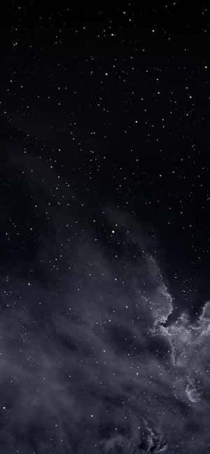 黑暗星雲和星星充滿了無盡的夜空。