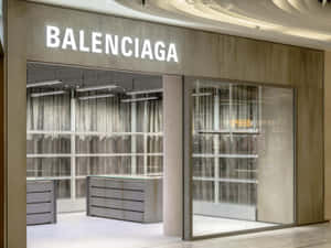 Balenciaga 時裝店，採用玻璃牆和極簡灰色裝置。