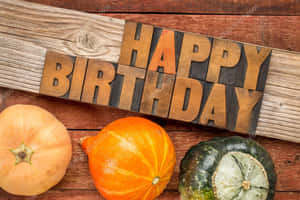木製字母的 happy birthday 文字，木頭表面上有南瓜。 — 南瓜 壁紙