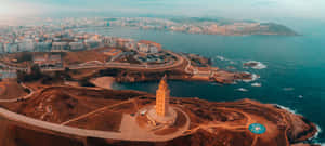 懸崖上的歷史塔樓，俯瞰日落時分的沿海城市和海洋。