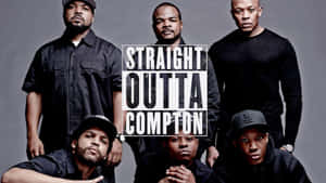 五名身穿深色衣服的男子，帶有「Straight Outta Compton」文字