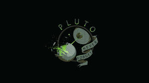 一個深色太空主題標誌，帶有單詞 Pluto 和一個寫著 never forget 的橫幅。