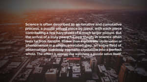 日落時分，白雪覆蓋的城市的鳥瞰照片，帶有勵志名言疊加。