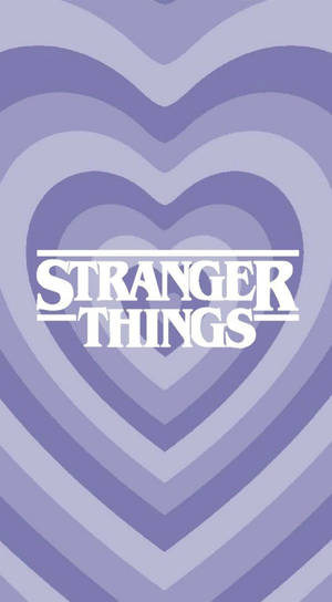 Stranger Things 標誌置中喺層疊嘅紫色心形入面。