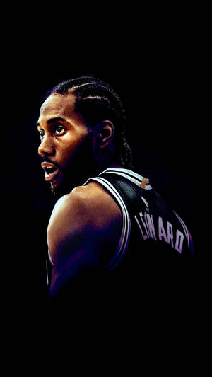 籃球運動員Kawhi Leonard身穿黑色球衣，回頭看。