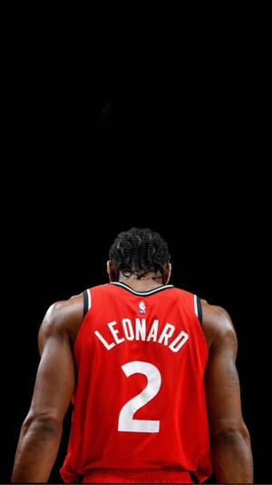 身穿紅色球衣的運動員，名字為Leonard，號碼2，從背後觀看。