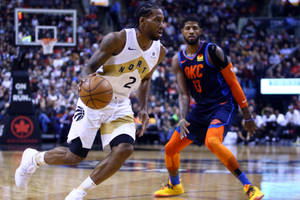 職業籃球運動員在NBA比賽中，背景有觀眾。
