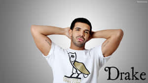 Drake 身穿帶有貓頭鷹圖案的白色T恤，雙手放在腦後擺姿勢。