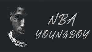 NBA YoungBoy 的肖像，戴著粗鏈條，深色背景上有文字。